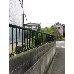 大きく育った紅葉の木、道路にはみ出し手入れも大変になってきたため一本は伐採を、もう一本は今後御主人様が楽に選定できるように枝落としからある程度のデザイン性を考えての剪定をしてほしい。