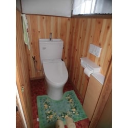 節水型のトイレ、収納棚の設置。