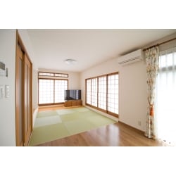 リビングには琉球畳を敷き、冬場はこたつで家族団らんのひとときを過ごせます。