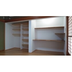 和室の押入を解体し、書斎として利用するためのカウンターと本棚を設置。