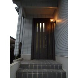 高級感の有る玄関ドアになって見違える様にキレイになりました。