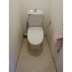 新しく交換した節水便器です。ウォシュレットも新設して利便性も向上しています。水漏れの心配もなくなり安心して使って頂けるトイレとなりました。