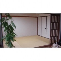 以前から開けっ放しだった引戸を取外し開口の幅を２倍に広げました。一部に目隠しと飾りのために無双建具をはめ込みました。畳も縁無しに新調してモダンな雰囲気にしています。開口部が広がったことと内装材の色調でとても広く明るくなったように感じられます。