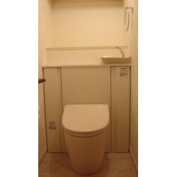 ピンクの便器がなんとも言えない可愛らしく温かい雰囲気のトイレとなりました。配管や配線類も収納内に収まってスッキリとしていてお手入れもしやすくなったように思います。