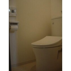 トイレ空間が清潔で明るくリフレッシュしました。
便器本体はもちろん壁紙や床を張替えてペーパーホルダーやタオルリングなど小物類も交換したので新築のようにキレイになりました。