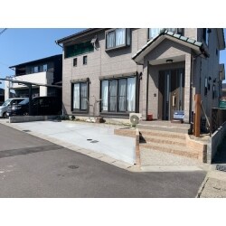 玄関前のブロックや庭の物置等を撤去し、すっきりとした駐車スペースが確保されました
