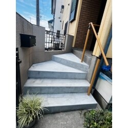 コンクリート階段がきれいに造り直しされました。