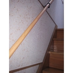 階段手摺という事で、握りやすい32ｍｍの木製丸棒にて施工