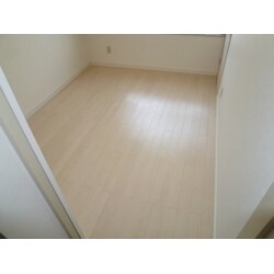 細長い部屋には色彩で工夫を