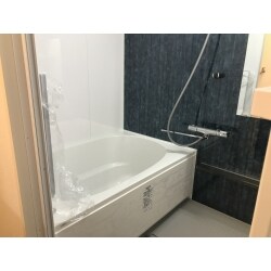 シックに落ち着きのあるお風呂へ