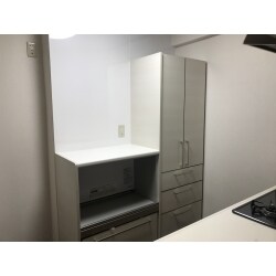 カップボードを取り付けました。
食器やストック食材、家電などを収納でき、キッチンがより使いやすくなりました。