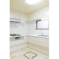白を基調に明るく、清潔感があって機能性も充実したキッチンに仕上がりました。