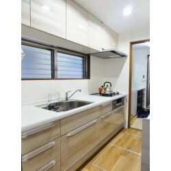 鏡面木目調の扉が、キッチンに高級感を与えつつ、空間を明るくしてくれます。