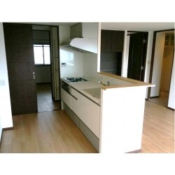 キッチンを初め、マンションのお部屋全体のフルリフォームをさせていただきました。