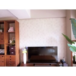 リビングの壁をエコカラットにし、お部屋の消臭・防湿を兼ねたデザイン壁となりました。