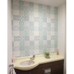 トイレ内壁紙貼り換え工事。　トイレ、手洗い交換しなくても壁紙貼り換えで生まれかわります。