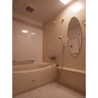 オーバルミラーのエレガントな浴室