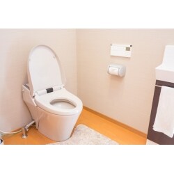 掃除のしやすいリフトアップ機能トイレへの交換を行いました