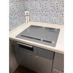 お使いになられていたIHが壊れてしまった為、工事をさせていただきました。
壊れてお困りだったので、できるだけ早く着工致しました。お客様に喜んでいただき仕上がりも綺麗にできましたので私達も大変嬉しく思いました。IHはお掃除がしやすくとても人気の商品です。