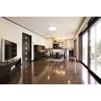 奥行と広がりを感じさせる家