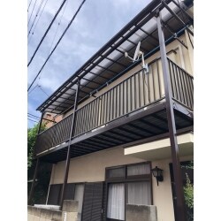 バルコニー手すりと柱、下屋の鉄部に錆が見受けられたため、ケレン作業と錆止め塗装を致しました。