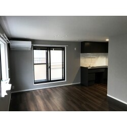 築１９年のお住まいの内部を全体的にリフォームして、内装・設備を一新しました。
設備とインテリアにこだわって、落ち着きと高級感のある雰囲気になりました。