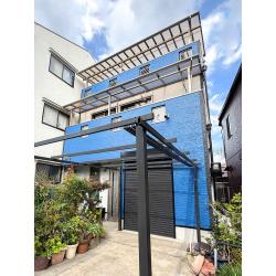 ブルー・ブラック・パステルグレーのコントラストが絶妙な美しい外観へ。