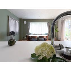 約10年前にご実家で２世帯同居生活をスタートされたW様。１階はガレージとテナント、２階はお父様のスペース、３階をW様ご夫妻と２人のお子さんのスペースとしてお暮らしでした。

お子さんが成長するに連れ、3階スペースだけで過ごすことに限界を感じたW様。

2階LDKを３世代みんなが快適に過ごせる空間にリノベーションできれば・・・と一念発起され、お問い合わせくださいました。

全く新しい住空間として生まれ変わった点はもちろんですが、海外で長くお暮しだったW様の素晴らしいセンスにも注目のリノベーション事例です。