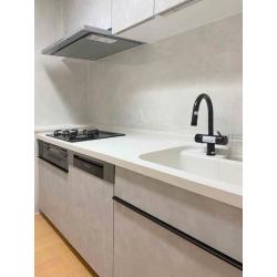 グレーの扉カラー×真っ白なワークトップ。水栓・コンロ・取手等のパーツをブラックで引き締め、スタイリッシュなキッチンへ。