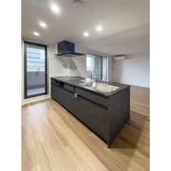 築19年の中古マンションのリノベーションをお任せいただきました。当初は遠方にお住まいでしたが、ご不安がないよう密に連絡を取り合って連携。スタッフ・職人が一丸となり、細やかな進捗共有を通じて、理想の住まいづくりをお手伝いさせていただきました。