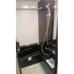 トイレ配管を隠すため「ＴＯＴＯ　レストパル」を採用。トイレットペーパーを袋ごと収納できる棚を上部に取り付け、手洗いを別に設置しました。浴室はシックでモダンな雰囲気のユニットバスを設置。洗面は明るさ重視で鏡面が広く、収納力もたっぷりの商品をご提案いたしました。さらに洗濯機上に壁にピッタリ収まる収納を設置いたしました。