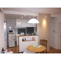 キッチンに独立性を持たせるためにカウンター型収納を取り付けました