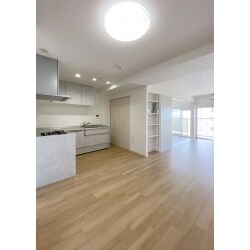 海辺の街の借景が素晴らしいマンションの全改装リフォーム。明るい内装と使いやすい設備、そしてご家族のライフスタイルに合わせ、快適にお住まいいただけるようプラン・施工しました。