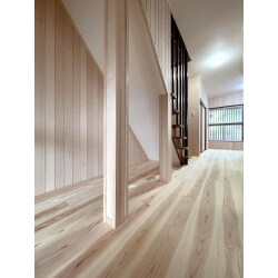 20年前、お住まいの廊下を無垢材で張替えたご経験から、その足触りの良さや、時が経つにつれて味わいを増してゆく無垢材に魅力を感じていらっしゃった奥様。
そんな奥様たってのご希望で、ふんだんに無垢材を使用したリフォームとなりました。