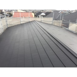 屋根はカバー工法でガルバニウム鋼板のスーパーガルテクトに施工