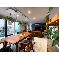 アンティークとグリーンが映えるリビングダイニング