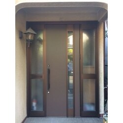 １日で玄関ドアを交換できるリフォームを実施しました。