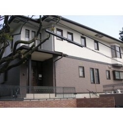 この度のお客様は弊社ホームページをご覧頂きながらお問合せのお電話を下さいました。
（ご提案）
●既存モルタルが20ｍｍと厚い。ご希望の選定材料の重量が重い。ひび割れの状況から部分的に下地板の傷みが見られ、補修が必要、等を考慮し、既存モルタルの撤去
●窓の木枠を取り、アルミの額縁とする
●セルフクリーニング機能を有す光セラ仕様で、ツートン張り分け