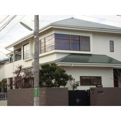 換気フードや雨樋の劣化が見られた為、部分補修や交換をしました。
屋根は遮熱塗料で、外壁の塗材はキレイが長持ちする２液水性セラミックシリコンでの施工です。