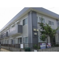 塗色ではカラーシミュレーションを数パターン作成し、お気に入りのカラーで決定頂きました。
サイディングの目地やサッシ廻りのシーリングは打ち替えを行ない腐食部の交換、ソリ部の補修など下地処理を丁寧に行った。
塗材は耐汚染性が良好で耐候性のあるセラミック系シリコン樹脂塗料での施工です。