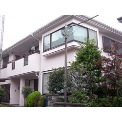 お客様を施工中お近くの為、お声を掛けさせて頂き、引き続きの施工となりました。

屋根は温度上昇を緩和させる遮熱色の強靭なシリコン樹脂塗料での施工です。
省エネ効果は歴然。
奥様ご希望の薄ピンクの外壁は思った通りの仕上がりとなり、大変喜んで頂く事が出来ました。
ありがとうございました。