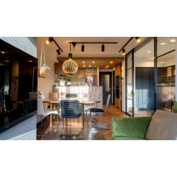 設備の老朽化をきっかけに、部屋数を増やしインテリアを統一したいと考えたお施主さま。廊下を移動し3LDKから4LDKへ変更、リビングと洋室の壁を撤去しガラス引戸で開放的な空間に。モールテックス塗装にタイルや木材を組み合わせ、素材感あふれるヴィンテージスタイルを実現しました。個室を確保しつつ回遊できる動線を設計し、水まわりは広さを見直し設備を一新。断熱やLowーE複層ガラスで快適性も向上した、居心地のよい住まいです。