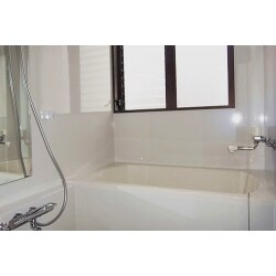 タイル貼りの在来浴室をパネル貼りに改修して掃除しやすくて広さも確保。 
