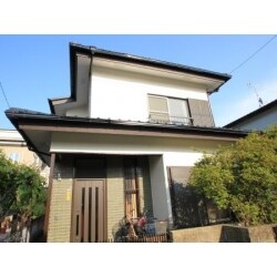 外壁には、耐久性に優れたセラミシリコンを塗布しました。
玄関ドアもリフォーム。自然の光が差し込んで玄関が明るくなりました。