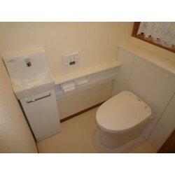 キャビネットタイプのハイグレードのトイレと手洗器は自動水栓を提案しました
