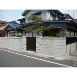 人通りも多く、たくさんの人の目に留まる場所でしたので廻りの景観に合せるようにしました。