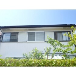 袖の雨戸に干渉しないように、専用の取付ﾌﾞﾗｹｯﾄを使用して三協ｱﾙﾐ製の目隠し可動ルーバーを取り付ました。
