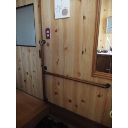 立ち座りや歩行の為にＴ型の手すりを採用しました。