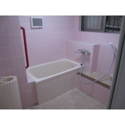 ・天井高が足りないため、システムバスは入りませ
　んでした。
・ピンクのタイルを貼ることで、清潔感のある明る
　い浴室になりました。
・浴槽のサイズを大きくし、高さ調整をすることで
　入りやすいお風呂としました。
・手摺りの色を赤にする事でアクセント替わりの
　目立つ存在に。