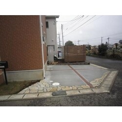 駐車スペースと目隠しフェンス